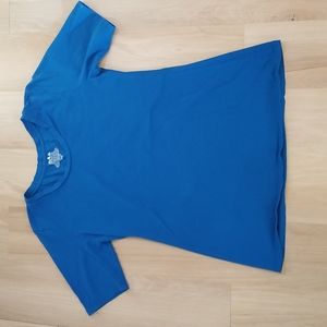 Fitted blue tee shirt